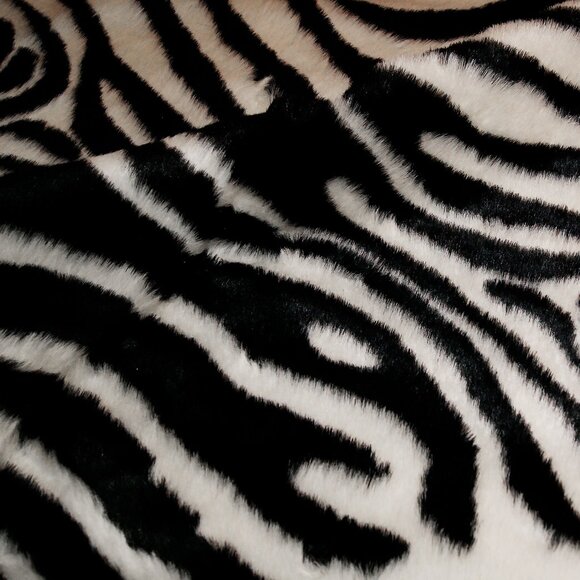 Luxe Home Decor Classic Faux Hide Rug | 1-Piece | zebra blk/wht | 4.25'x'5 - Picture 3 of 3